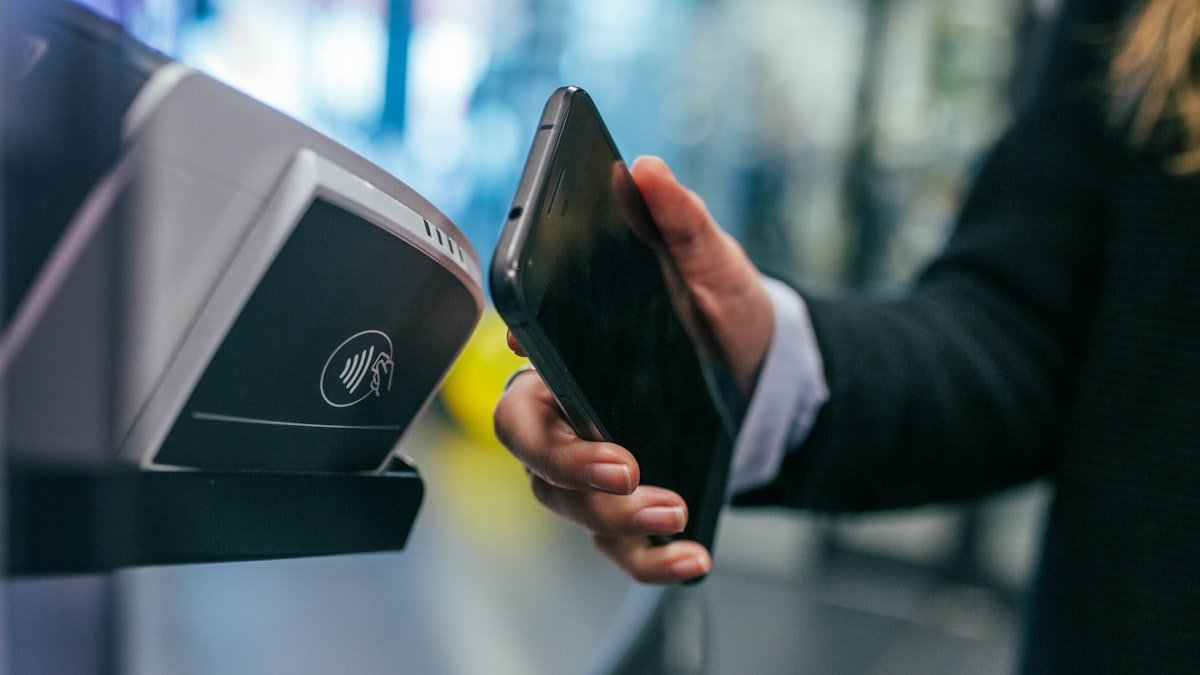 Android işletim sistemli akıllı telefon tutan bir kadın
