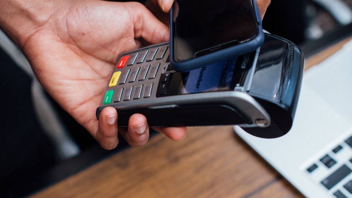 Telefon ve terminal ile temassız ödeme işlemi yap eller