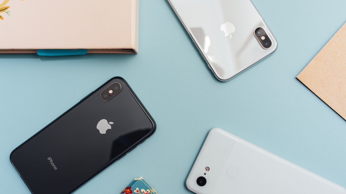 Telefonunun ayarlarinda eSIM profili ekleyen bir kullanıcının parmak hareketi