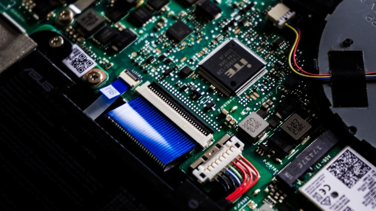 Snapdragon ve MediaTek amblemlerinin yan yana olduğu karşılaştırma düzeni