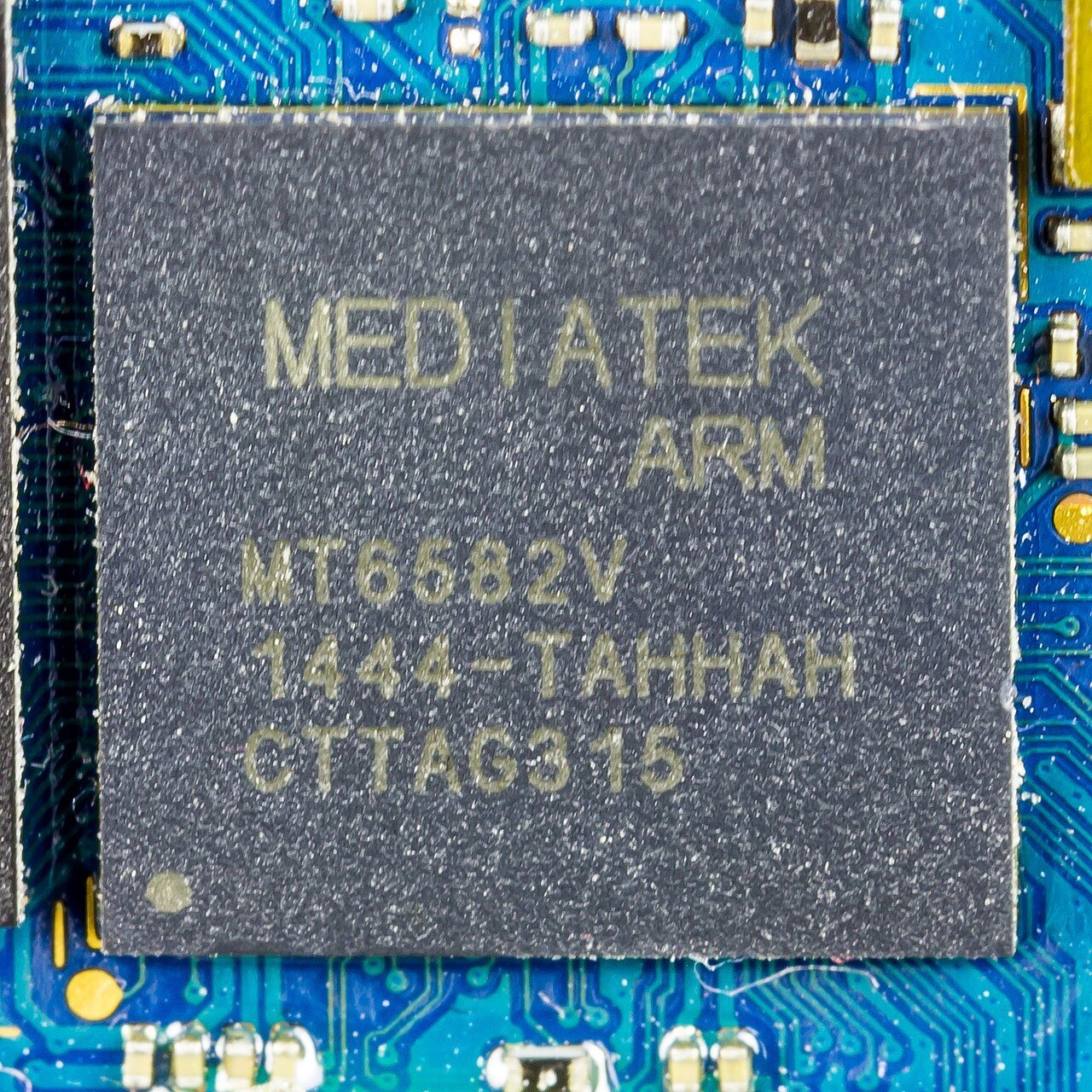 Bir akıllı telefon anakartı üzerindeki MediaTek MT6582 yongasetinin yakın çekimi