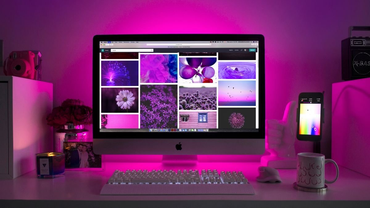 Telefon ekranında piksel gridinin mikroskop altında görünümü, alt piksel RGB yapısı