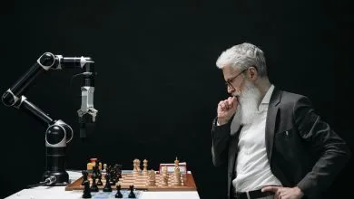 Farkli yapay zeka araclarinin arayuzlerinin yan yana gorundugu calisma ortami