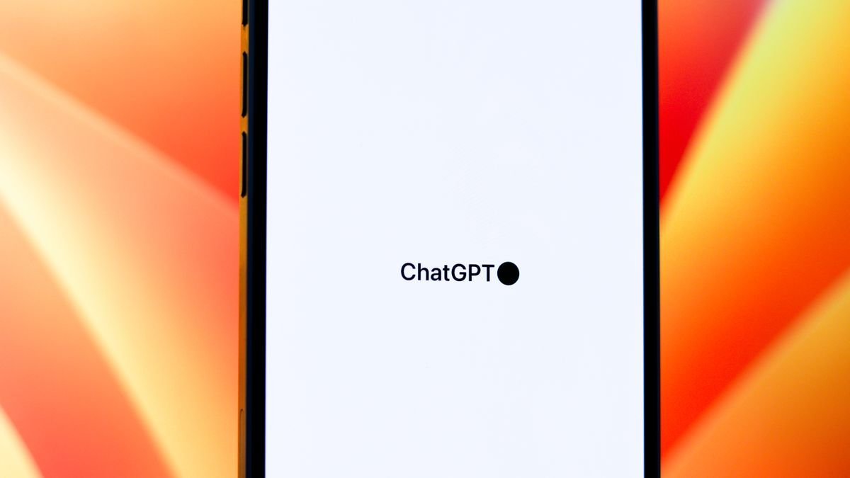 ChatGPT yapay zeka diyalog sisteminin mobil ve masaustu arayuzleri
