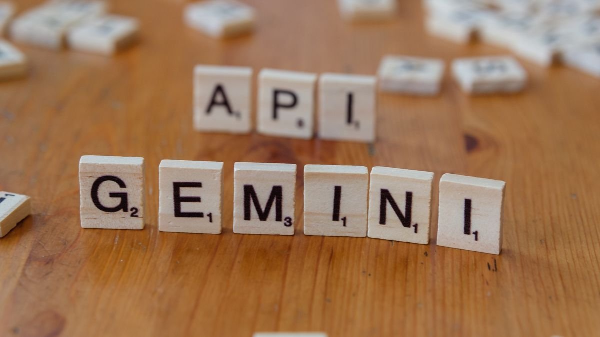 API ve Gemini kelimelerinin scrabble harfleriyle yazılmış yapay zeka konseptli masa fotoğrafi