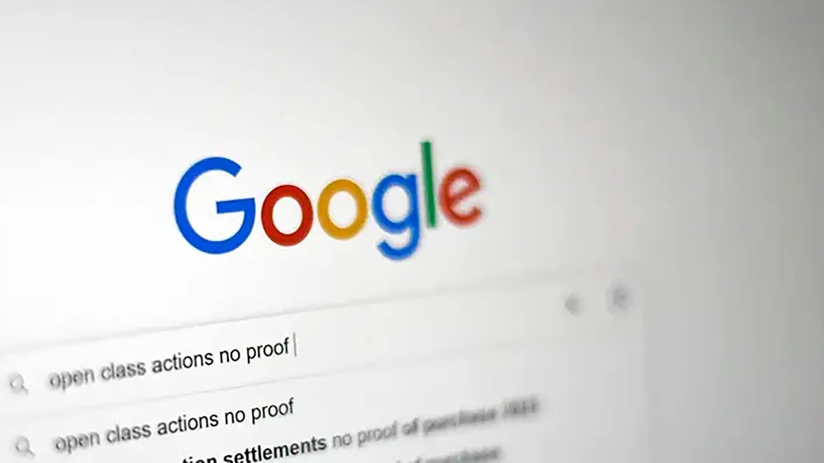 Bilgisayar ekraninda Google logosu görüntüsü yapay zeka arayüz çalışması