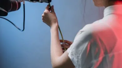 Robotik el ile yapay zeka cicek temali konsept fotoğrafı