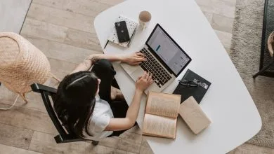 Yapay zeka ile olusturulan video sahnelerini gosteren bir video editor ekrani
