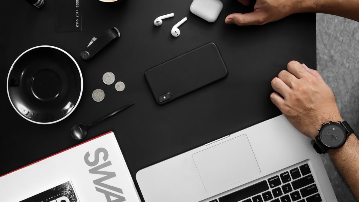 Beyaz arka plan üzerinde Android telefon ekranında indirilen güncelleme yüzdesi animasyonu