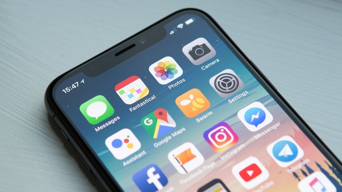 Karanlık odada elde tutulan akıllı telefon, ekranında parola ve güvenlik güncellemesi yazısı