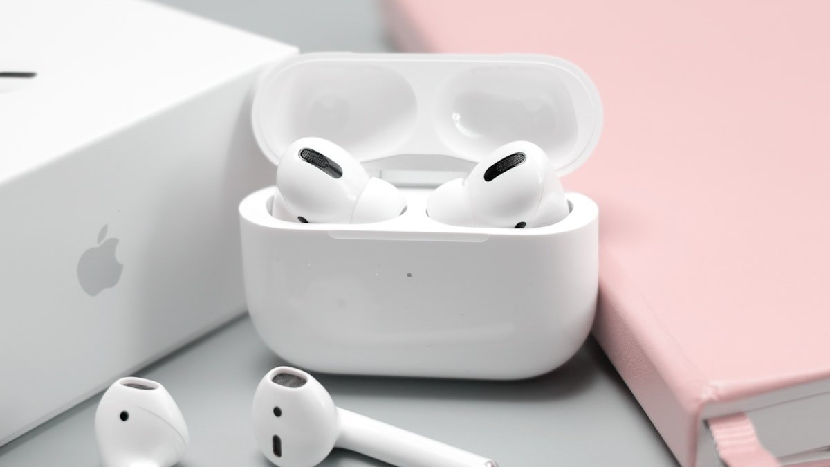 Sıcak ahşap masa üzerinde USB-C şarj kablosu ve modern akıllı telefon yan yana, yandan minimalist çekim