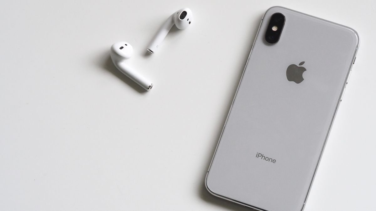 Beyaz ahsap masa uzerinde kablosuz bluetooth hoparlor ve cep telefonu, minimalist ev ici cekim
