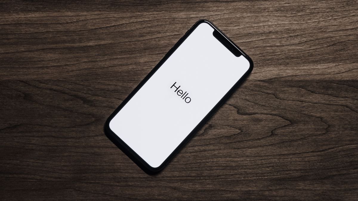 Magazada vitrinde sergilenen cesitli akilli telefon modelleri