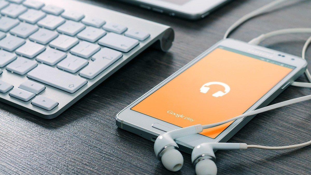 Beyaz zemin uzerinde siyah akilli telefon, modern tasarim