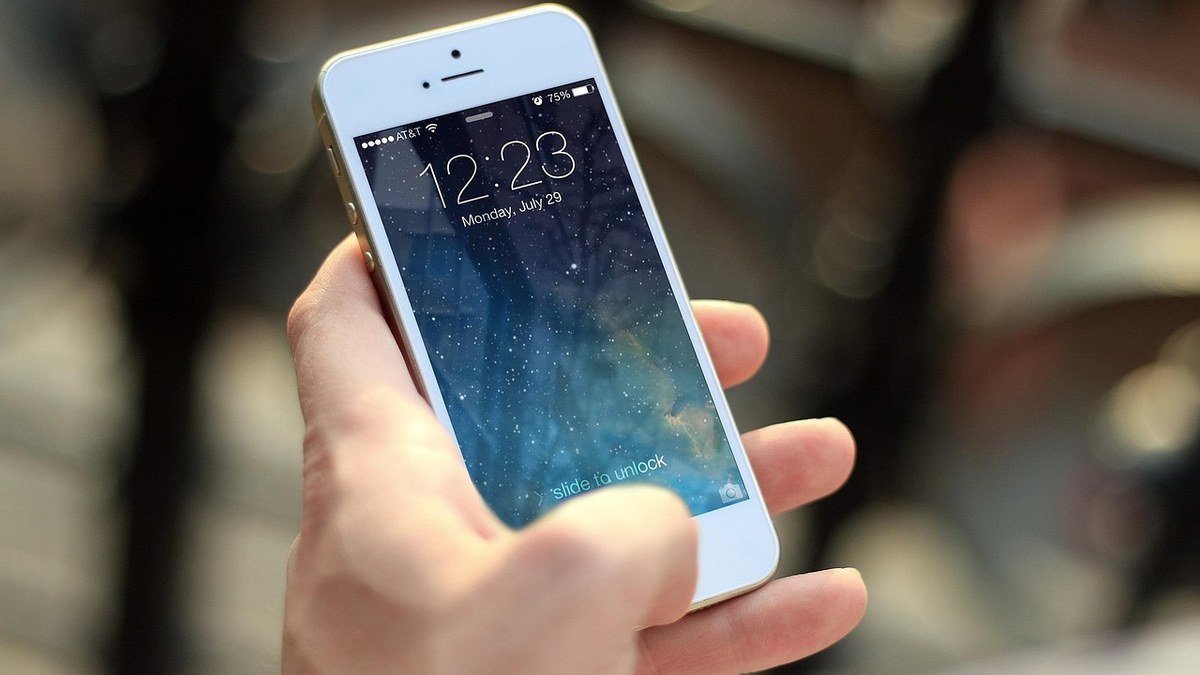 Elinde akilli telefon tutan bir kisi, ekranda uygulama acik