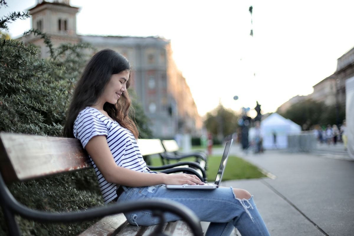 Halka açık Wi-Fi ağında dizüstü bilgisayar kullanan kişi